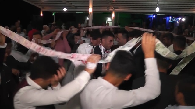 50 metrelik düğün takısı görenleri şaşkına çevirdi