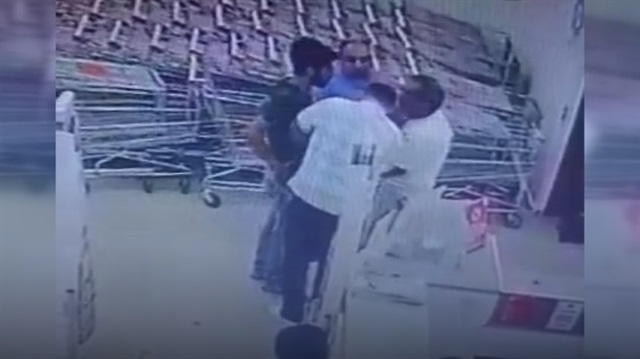 Çaldığı sucukları iç çamaşırına saklayan şüpheli yakalandı