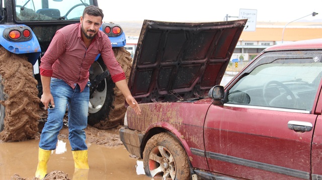 Sivas'ta çamura saplanan aracını kurtarmak isteyen adam arabasını yakarak pert etti.