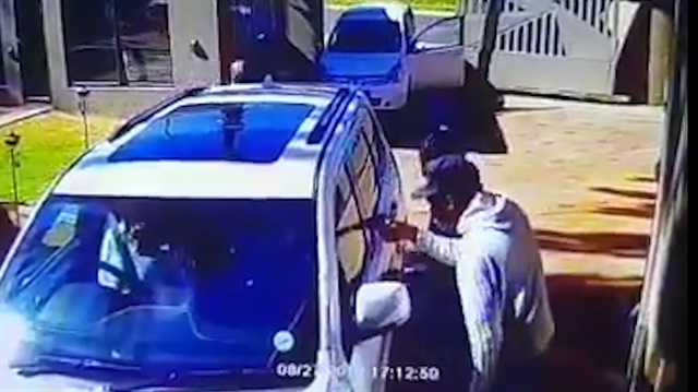 Aracını çevreleyen silahlı gruba pabuç bırakmayan cesur kadın