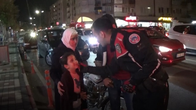 Ağlayan Suriyeli minik kızı polis ağabeyi teselli etti