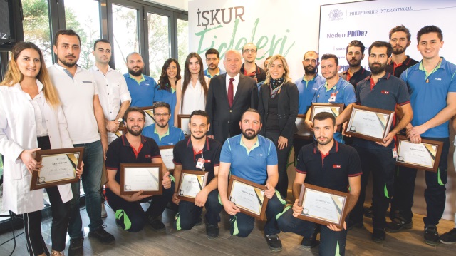 Mezunlar plaketlerini aldı