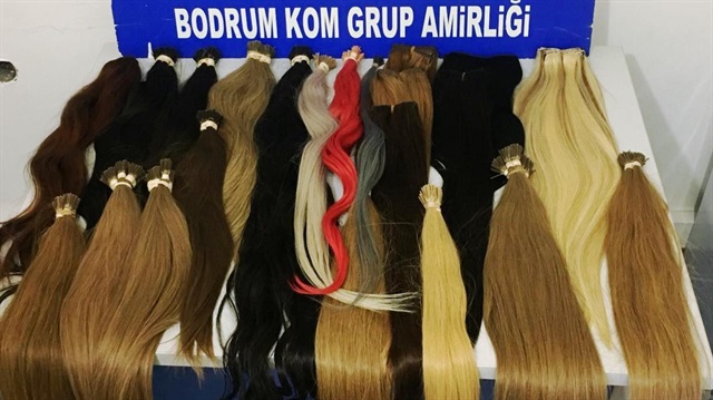 Polis ekiplerinin operasyonuyla ele geçirilen kaçak insan saçları.