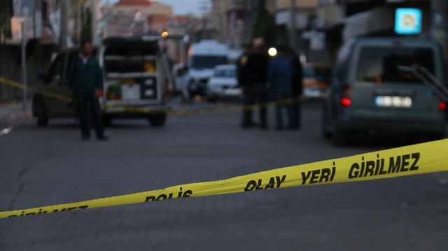 Olayın ardından bölgeye giden polis ekipleri evi güvenlik şeridiyle çevirdi. Arşiv.