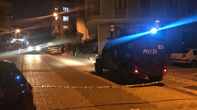 4 katlı bir binanın bahçe duvarının yanında poşet içerisinde 2 adet el bombası gören çevre sakinleri durumu polise haber verdi.