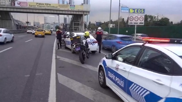 Yaralanan polisler, olay yerine gelen ambulanslarla hastaneye kaldırıldı.