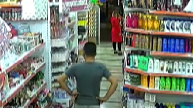 Kadınları döverek cep telefonlarını gasp eden hırsız kamerada