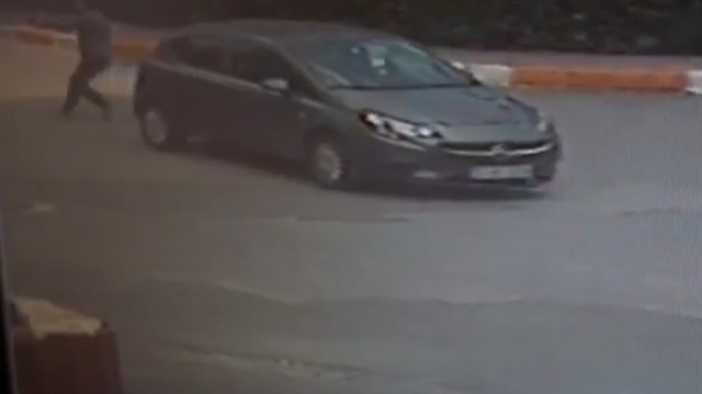 Kadın sürücünün lüks otomobiline silahlı saldırı anı