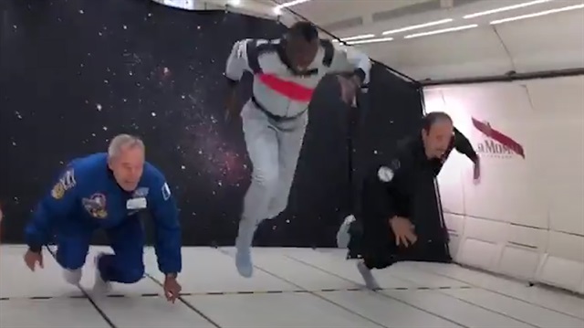 'Dünyanın en hızlı adamı' Usain Bolt yer çekimine meydan okudu!