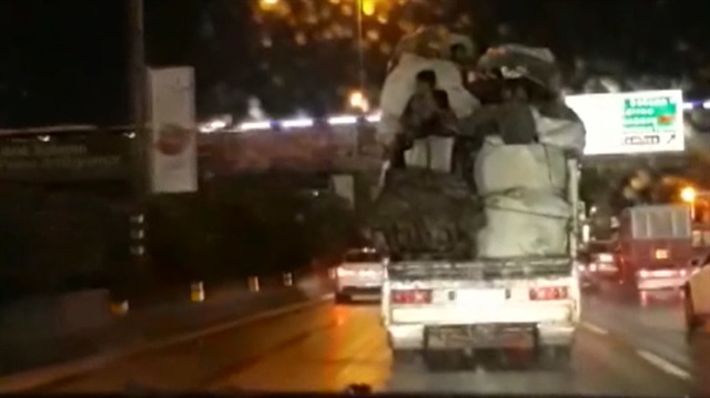 Yağmurlu havada tehlikeli yolculuk