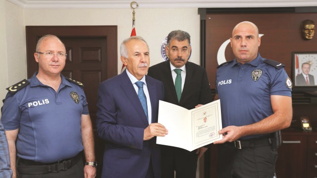 Başpolis Ömer Kılınçarslan, Suriyeli kadını, 2 kilometre sırtında taşıyarak ambulansa ulaştırmıştı.