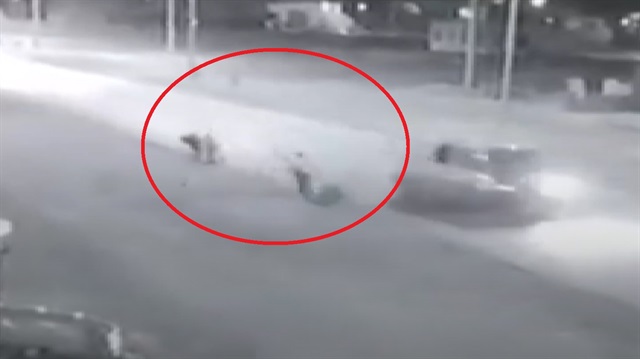 Hızla gelen araç çarptığı 3 kişiyi havaya uçurdu!