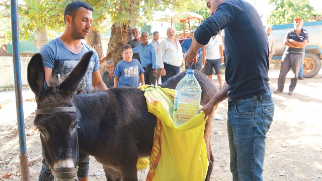 Mahalle sakinleri çareyi eşeklerle su taşımakta buldu. İ