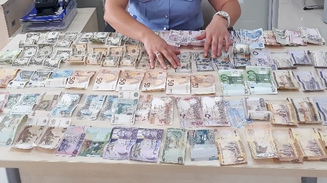 Dilenciden değeri yaklaşık on iki bin Türk Lirasını bulan dövizler çıktı.