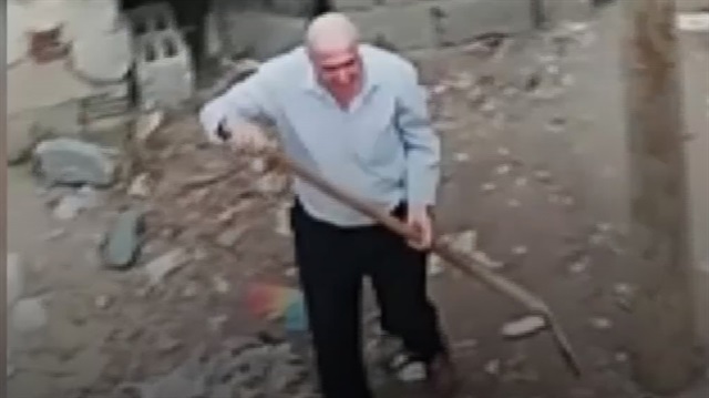 Yavru köpeği kürekle döven vicdansız adam!