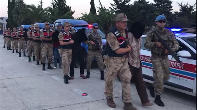 Yakalanan 9 YPG/PKK'lı terörist, Hatay İl Jandarma Komutanlığına teslim edildi.