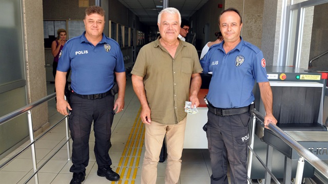 Parasını düşüren Bilal Şahin polis memurlarına teşekkür etti.