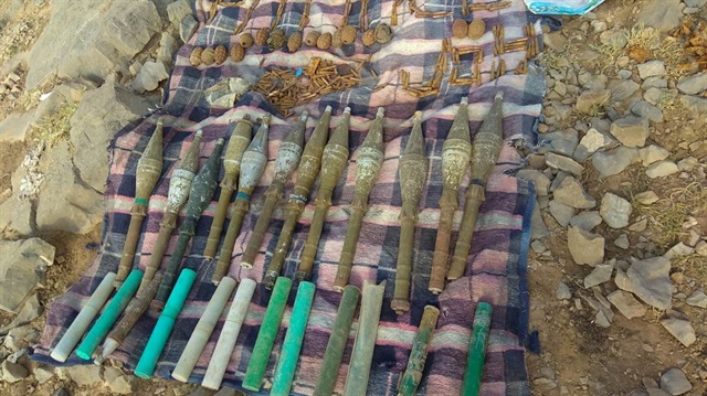 13 adet RPG-7 roketatar mermisi ve 17 adet el bombası ve bir çok farklı mühimmat ele geçirildi.