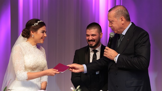 Başkan Erdoğan, evlilik cüzdanını gelin Dilan İnaç'a verdi.