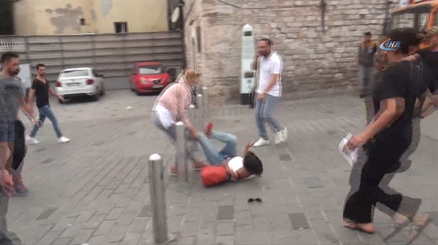 Taksim Meydanında kızların omuz atma kavgası kamerada