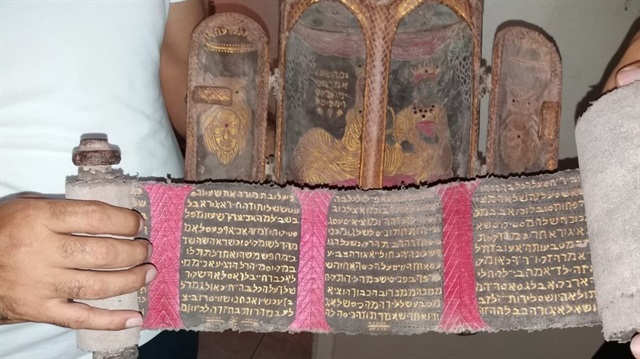 Sandukanın içinde Hz. Davut’un yıldızı diye bilinen figürlerden oluşan deri rulo bulundu.