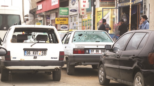 Yaklaşık 20 dakika süren dolu yağışı, çok sayıda araç, işyeri ve evin camlarını kırdı.