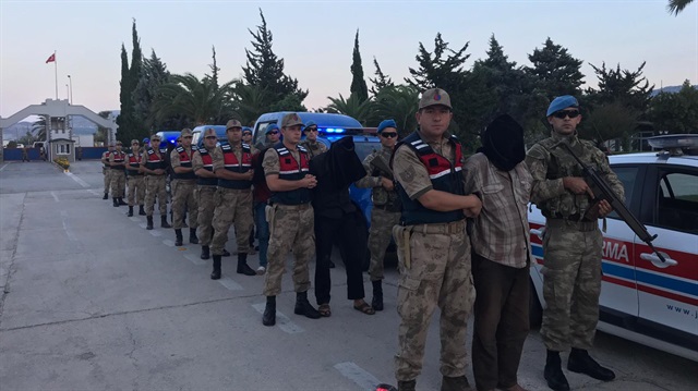  Başlarına çuval geçirilerek Türkiye’ye getirilen 9 terörist sorguya alındı. Hainlerin verdiği bilgilerle operasyonun genişleyebileceği belirtildi.