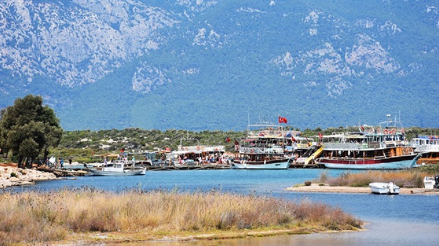Kleopatra Adası'nda koruma altında tutulan altın sarısı kumların efsaneye göre Mısır’dan gelmediği ortaya çıktı.