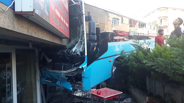 Kaldırımda bulunan yayaya çarpan halk otobüsü 5 katlı binanın duvarına vurarak durabildi.