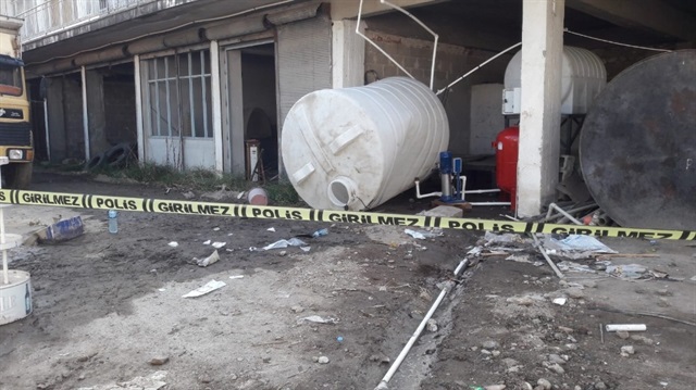 Tedavisi devam eden 17 yaşındaki Okan Ş.’in elektrik akımına kapılarak mı yoksa metan gazı zehirlenmesi sonucu mu bayıldığı araştırılıyor.