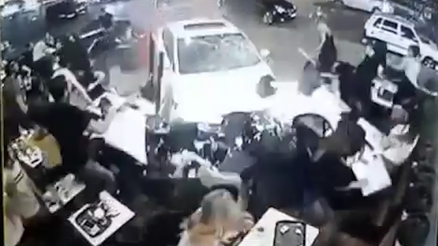 Adana'da otomobil kafeye daldı
