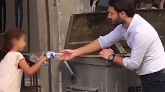 Yükü bedeninden ağır kıza yardım eli uzatan hayırsever