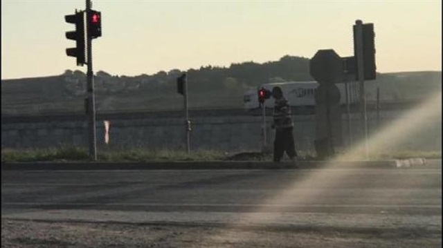Çatalca'da dilencilik yapmak için topallayan adam vatandaşın kamerasına takıldı.
