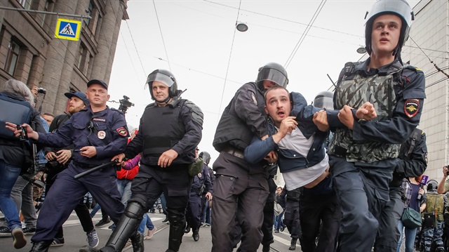Rusya’nın Moskova ve St. Petersburg kentlerinde 'emeklilik reformu' protestoları düzenleniyor. Gösterilerde 800 kişi gözaltına alındı. (Fotoğraf: Reuters)