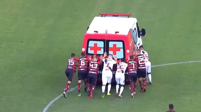 Sahada bozulan ambulansı futbolcular vurdurarak çalıştırdı