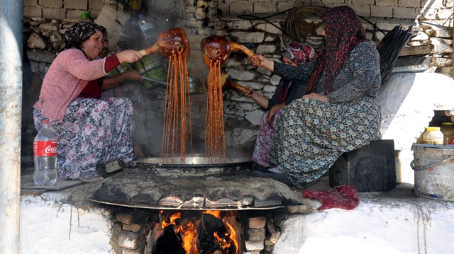 Yılda 50 ton pekmez üretimi yaparak 1 milyon liraya yakın gelir elde ediyorlar.