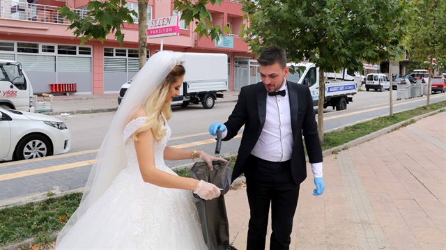 15 Eylül Dünya Temizlik Günü dolayısıyla yeni evlenen bir çift, çöp topladı.