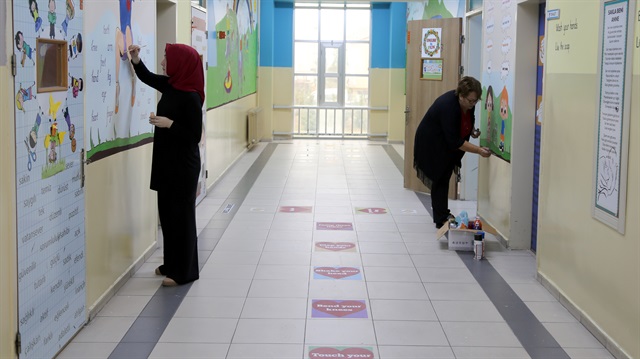 Tatilde çalışıp öğrencilerine yabancı dil sınıfları kurdular.