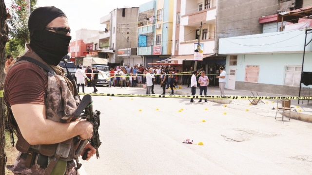 Ölenlerin yakınları fenalık geçirirken, Özel Harekat timleri, bölgede geniş önlem aldı.