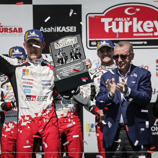 Şampiyonlara kupaları Erdoğan verdi