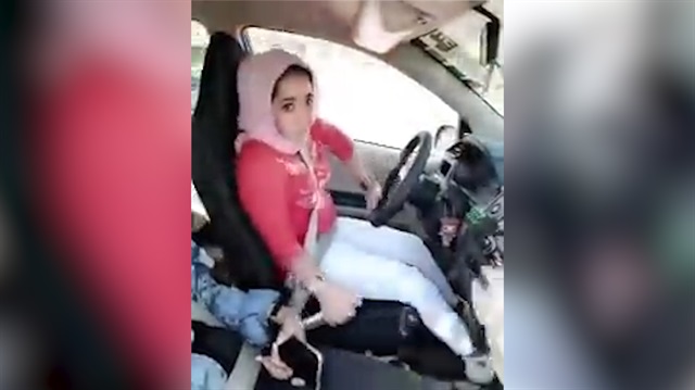 Kadın şoförden akıllara zarar hareketler: Vites değiştirir gibi el freni çekti!