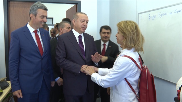 Cumhurbaşkanı Erdoğan elini öpmek isteyen öğretmene böyle karşılık verdi