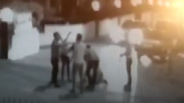 Yan bakma kavgasında boğazından bıçaklandı