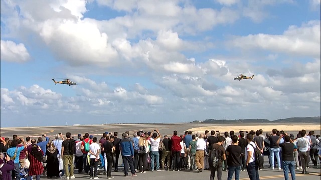 ATAK helikopterlerden harmandalı şovu