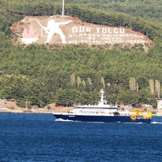 Düşen Rus uçağını aramak için Çanakkale Boğazı'ndan geçti