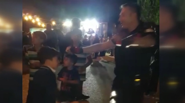 Kavgayı ayırmaya gelen polis taraflarla göbek attı
