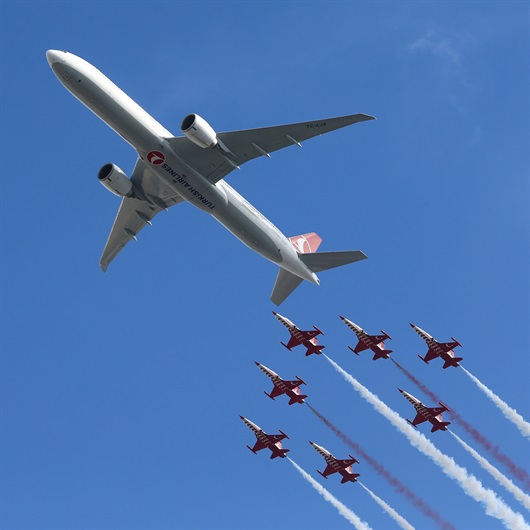 İstanbul semalarında Türk Yıldızları, THY uçağı ve F-16 birlikte uçtu