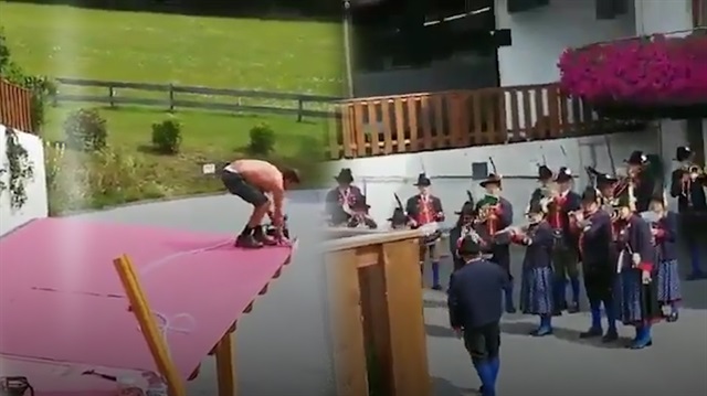 Orkestra ile uyumlu çivi çakan duyarlı adam