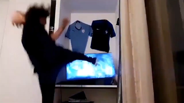 Mağlubiyet sonrası televizyona uçan tekme attı
