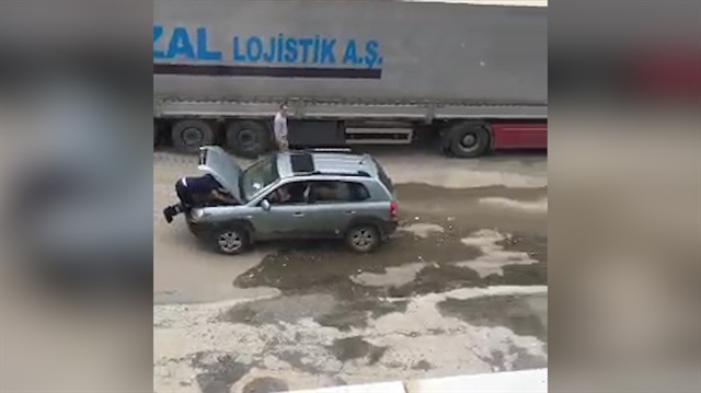 Motordan gelen sesi kendine has yöntemiyle bulmaya çalışan tamirci